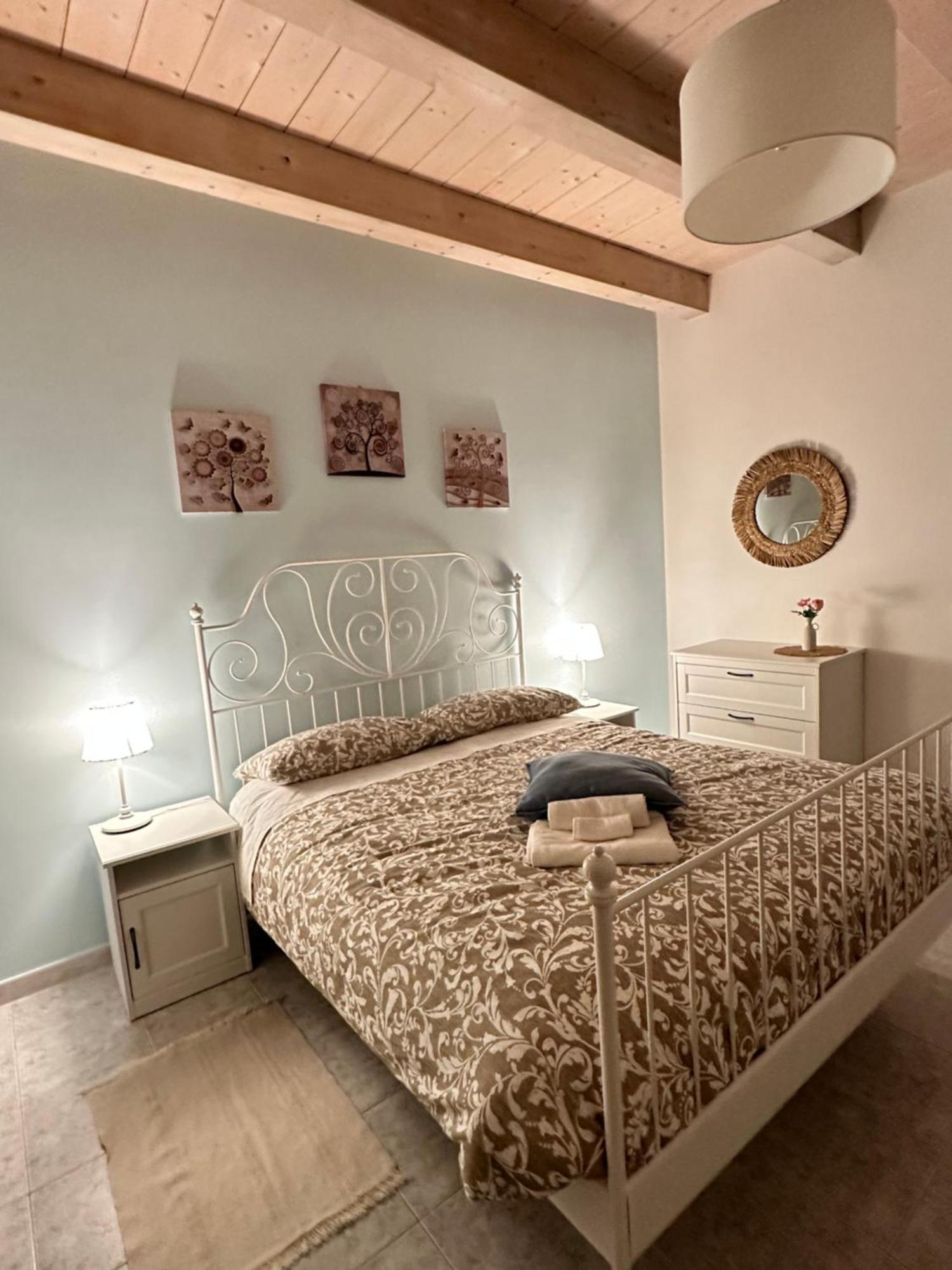 Affittacamere Il Cortile Chiaravalle Ngoại thất bức ảnh